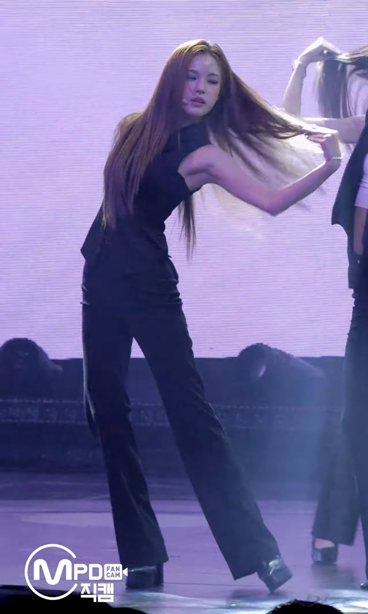 MaiLovesYou04's tweet photo. Mais fits for todays performance is insaneeee, that outfit that highlights her sharp look and aura, adding that fierce look in her eyes, whooah!😍🔥😎 that's my girl I'm telling you all. https://t.co/qz9uA0oFXG