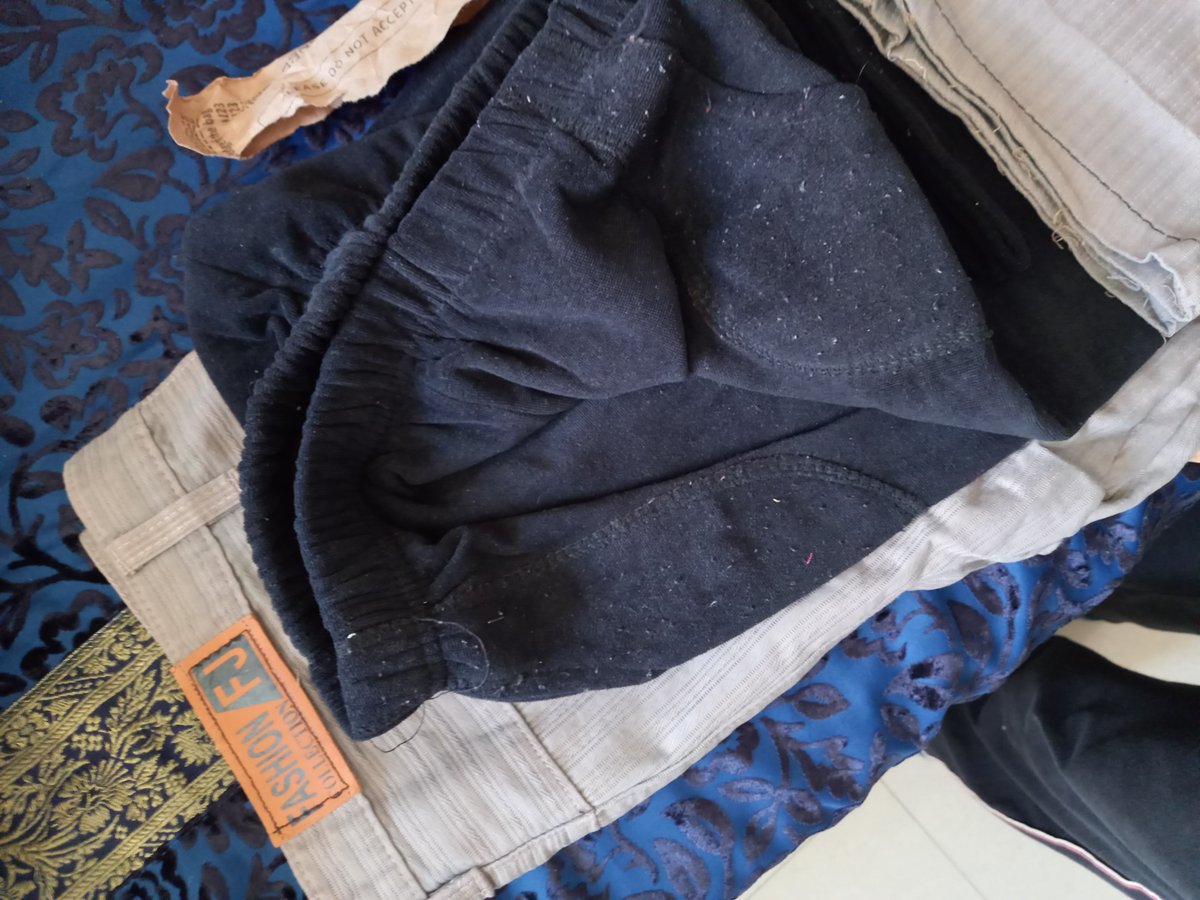 ItsMePritpal's tweet photo. Really disappointed with my experience with @myntra. I ordered a branded US Polo pant, but received a dirty, used, unbranded pair of clothes instead.

@MyntraSupport
#Myntra #OnlineShopping #CustomerExperience #Disappointed https://t.co/cKnU9QK5CJ