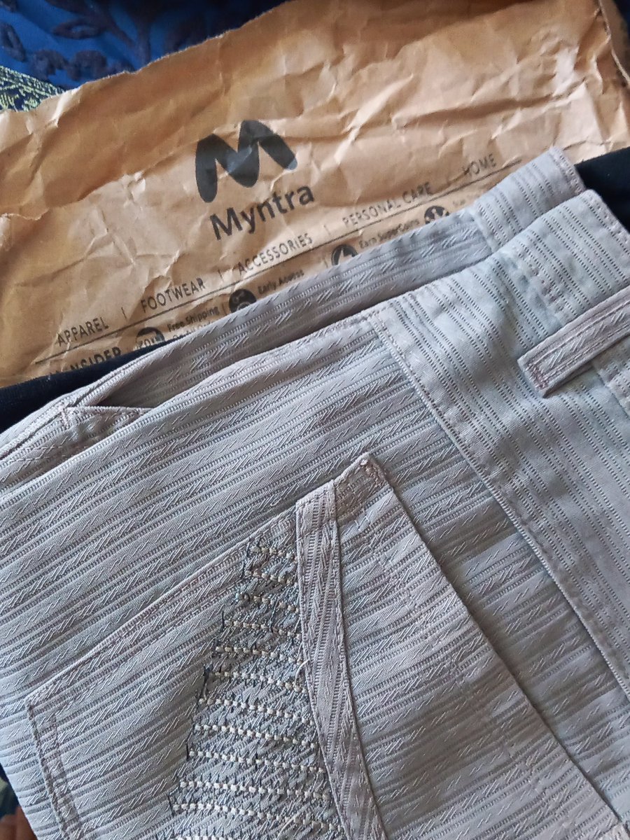 ItsMePritpal's tweet photo. Really disappointed with my experience with @myntra. I ordered a branded US Polo pant, but received a dirty, used, unbranded pair of clothes instead.

@MyntraSupport
#Myntra #OnlineShopping #CustomerExperience #Disappointed https://t.co/cKnU9QK5CJ