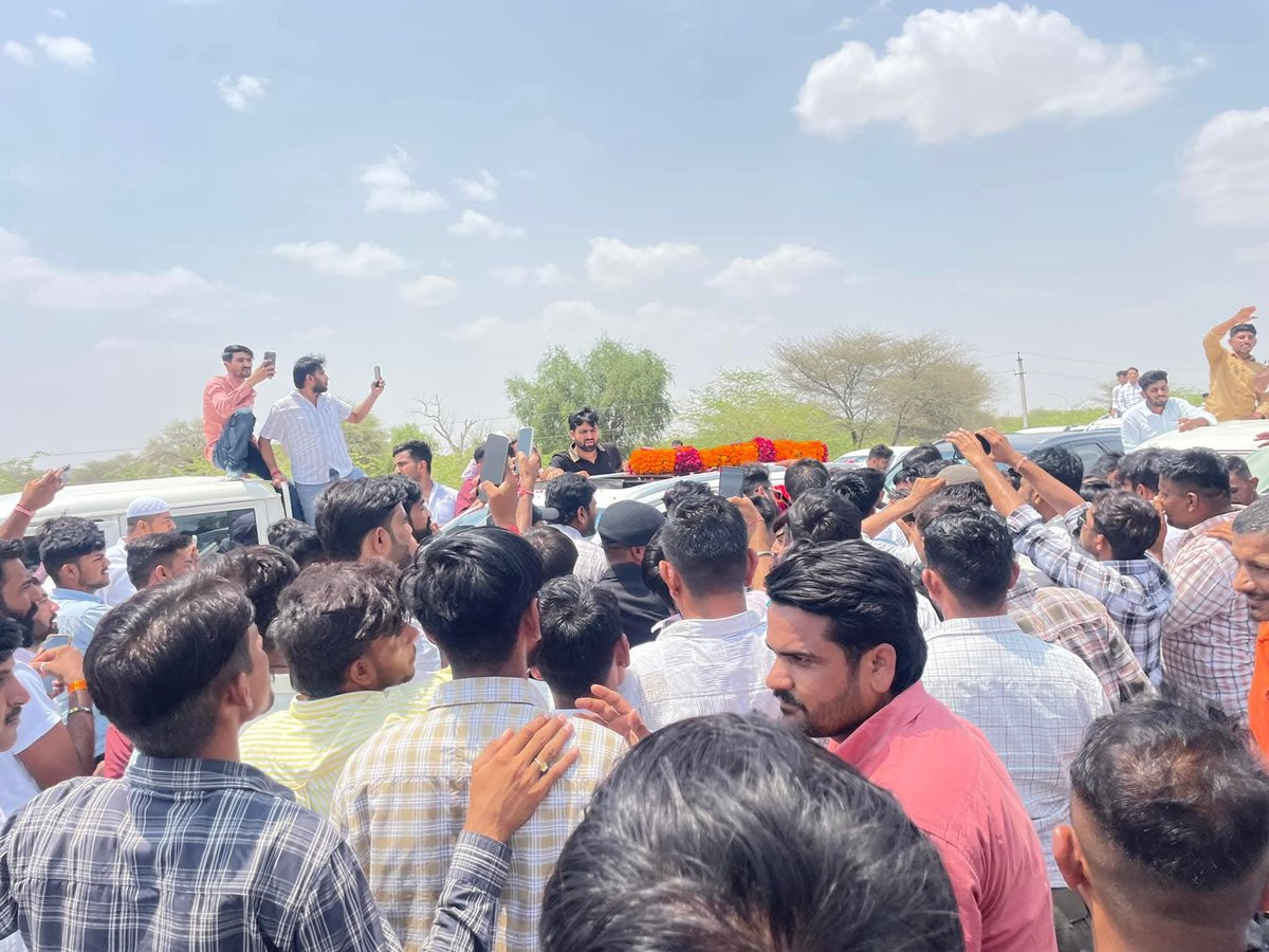 DoliThansingh's tweet photo. 📍उतरलाई फाँटा।

आज बाड़मेर जाते समय उतरलाई फाँटा पर RLP सुप्रीमो एंव नागौर सांसद श्री हनुमान जी बेनीवाल क़े साथ स्वागत सत्कार से जूड़े छायाचित्र ।

@RLPINDIAorg https://t.co/rrF7LZvD0D