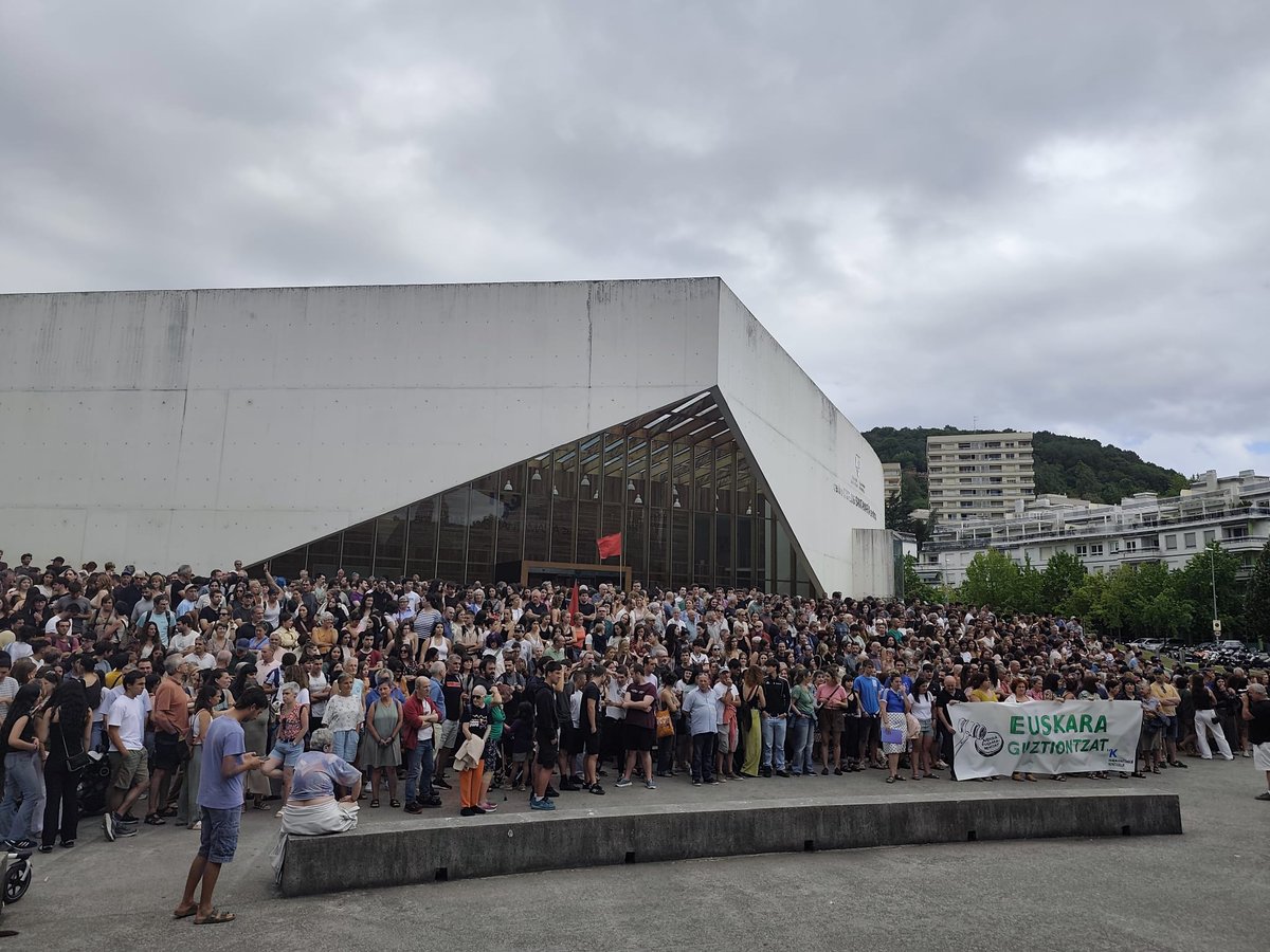 EA_Gipuzkoa's tweet photo. Jendetza batu gara Euskalgintzaren Kontseiluak deitutako elkarretaratzean. «Justizia euskararentzat, euskara guztiontzat» lelopean. https://t.co/60uQBNzCSh