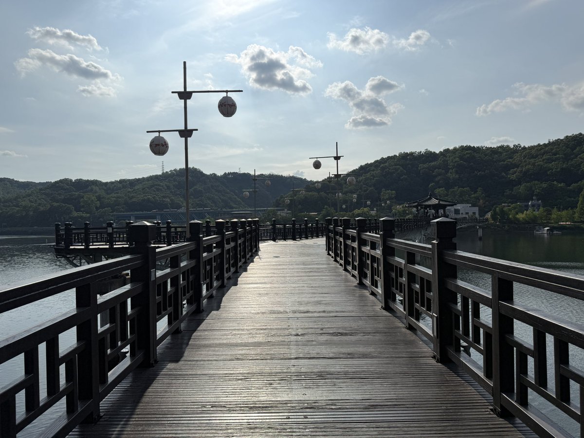 skyjets_'s tweet photo. 밤에 보는 월영교와 낙동강의 야경도 멋지지만, 한낮에 만나는 모습도 상당하다. 산 사이에 뻥 뚫린 강이 낳는 상쾌한 감각.

(계속) https://t.co/beuoUc6W7a
