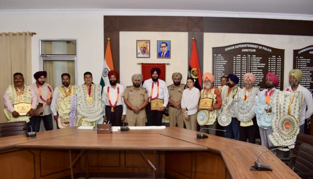 cpamritsar's tweet photo. A total of 15 police personnel of Commissionerate Police Amritsar have retired from service. Senior officers congratulated them for performing their duties with honesty and dedication during their tenure in the police department.
#ForcelsFamily https://t.co/NX7l3DzulX