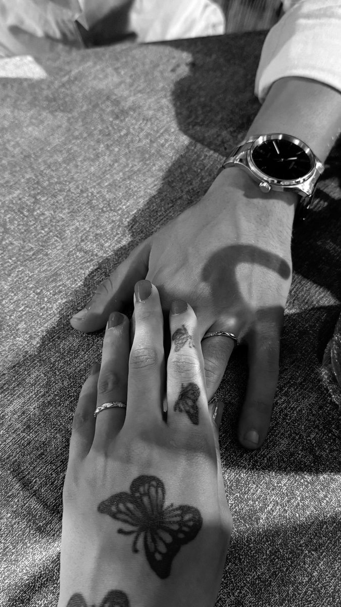 Maleeba23's tweet photo. Tarde años en encontrarlo pero en Italia lo encontré, hoy en día me despierto con flores y café todas las mañanas, citas todas las noches y un anillo en mi dedo❤️ soy feliz con mi Tano💍🌹❤️🇮🇹 https://t.co/Uq3tkCbIHi