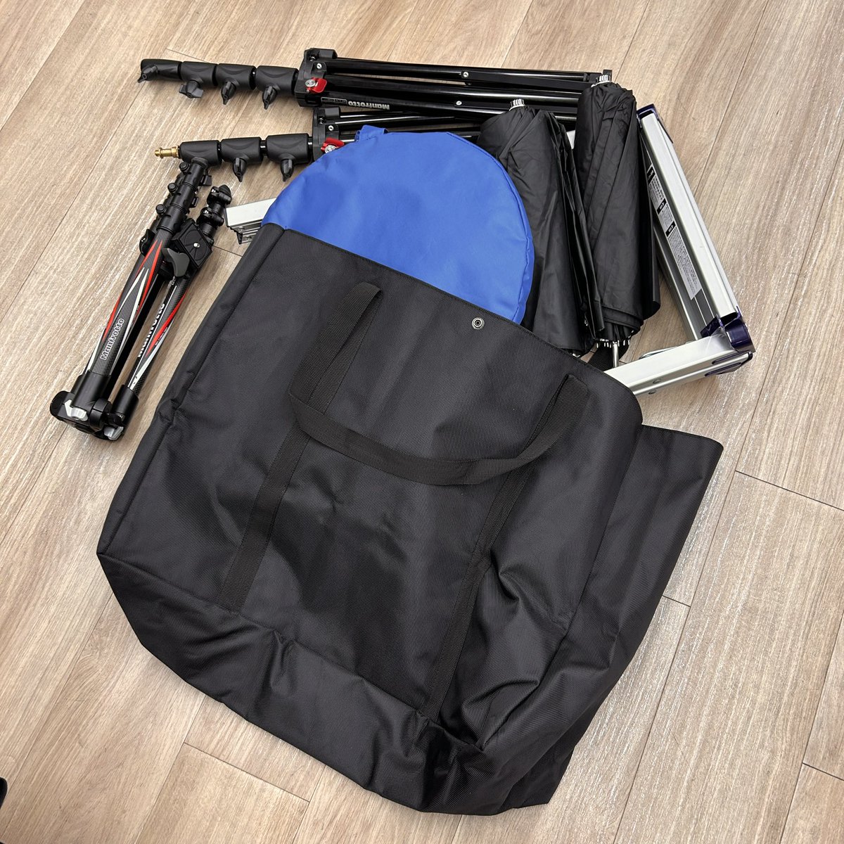 fujiyacamera_yh's tweet photo. 新品商品
エツミ　ロケーション　アシスタントバッグ A3ノビ　半切
¥2,980- 

2段脚立にライトスタンド、レフ板、アンブレラ入ります！

A3ノビのの額縁も入るサイズ。

脚立入るバッグはありがたい！

メーカーHP
https://t.co/3kLauK80HX

#エツミ
#カメアシ https://t.co/Xw8xkP70mz