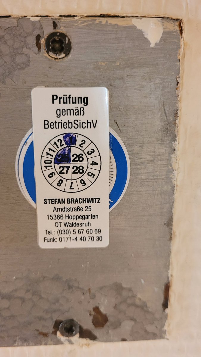 FrankDemuth1's tweet photo. @JurgenPresser VEB mit kapitalistischen West TüV 

🤣🤣🤣

Fahrstuhl für Grundnahrungsmittel 

Kita Enkelin 

Die Westprodukte möchte ich sehen, die nach Jahrzehnten noch funktionieren und TüV bekommen.

@Der_Dutschi 
@HaraldPetermann https://t.co/pwxIiXfRew