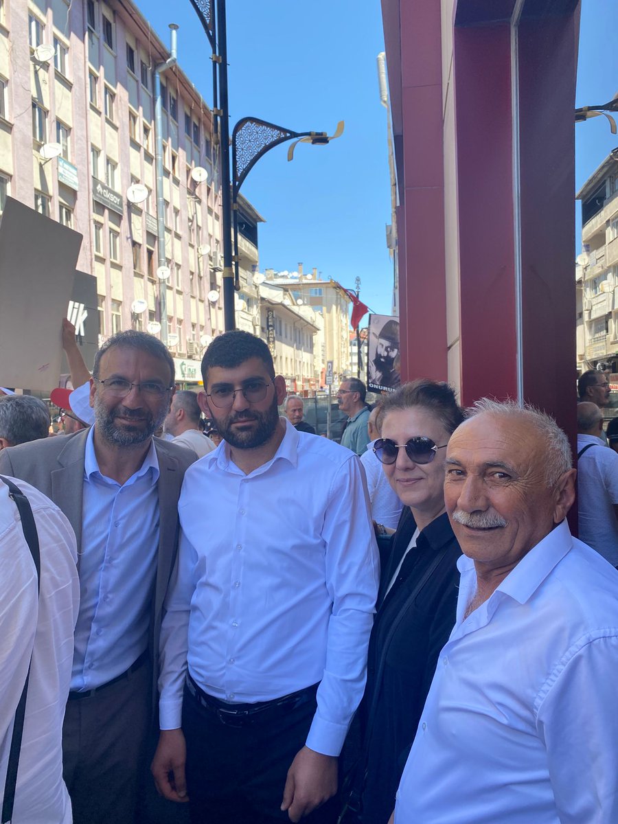 umitnasuh's tweet photo. Sazında, sözünde, kaleminde, yüreğinde hep hak hep adalet hep sevgi olan canlarımızı katleden, katilleri kollayan kirli zihniyeti unutmadık, unutmayacağız.

#UnutMADIMAKlımda
#Madımak https://t.co/jFVNOjEGBK