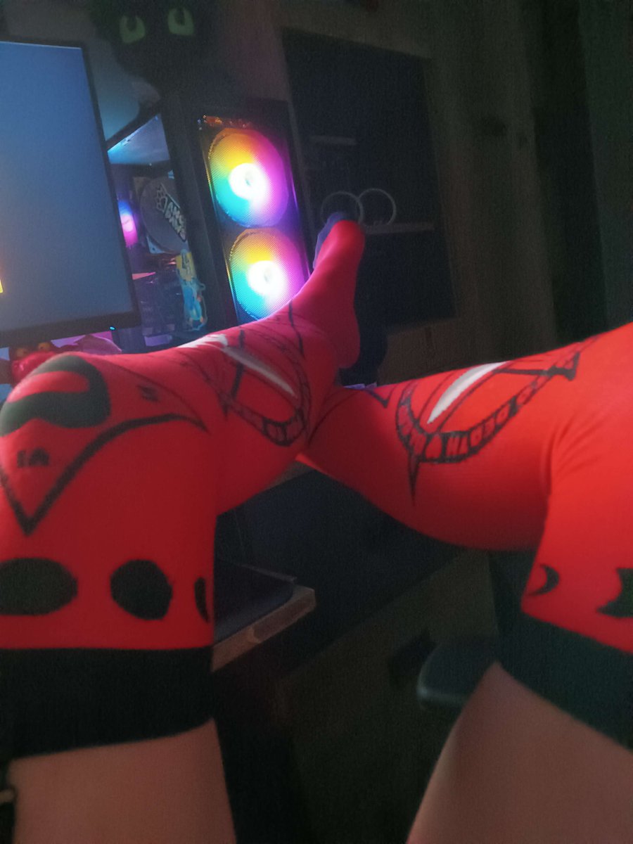 Optik_28's tweet photo. Do these Knee High Socks look nice? x3 #femboy https://t.co/uxNqueWoEf