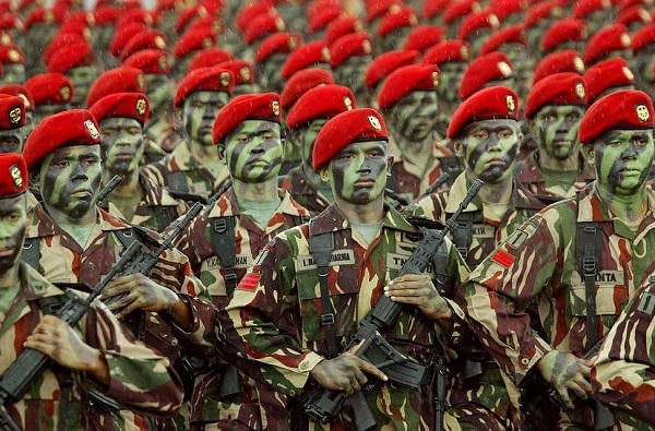 MoroccanSories's tweet photo. 🇲🇦🇮🇩🪖|Le Maroc et l'Indonésie envisagent une coopération militaire

Redouane Houssaini, ambassadeur du Maroc, s'est entretenu avec le ministre indonésien de la Défense, Sjafrie Sjamsoeddin, au sujet de l'état des relations entre les 2 pays et les perspectives de renforcement de la coopération dans le domaine de la défense.

Ils ont exprimé la volonté de développer la coopération militaire à travers le développement des échanges d’expertise, de la formation, ainsi que du renforcement des capacités et des contacts entre les forces armées des 2pays.

Les 2 pays connaissent le même problème de séparatisme financé par des acteurs étrangers.