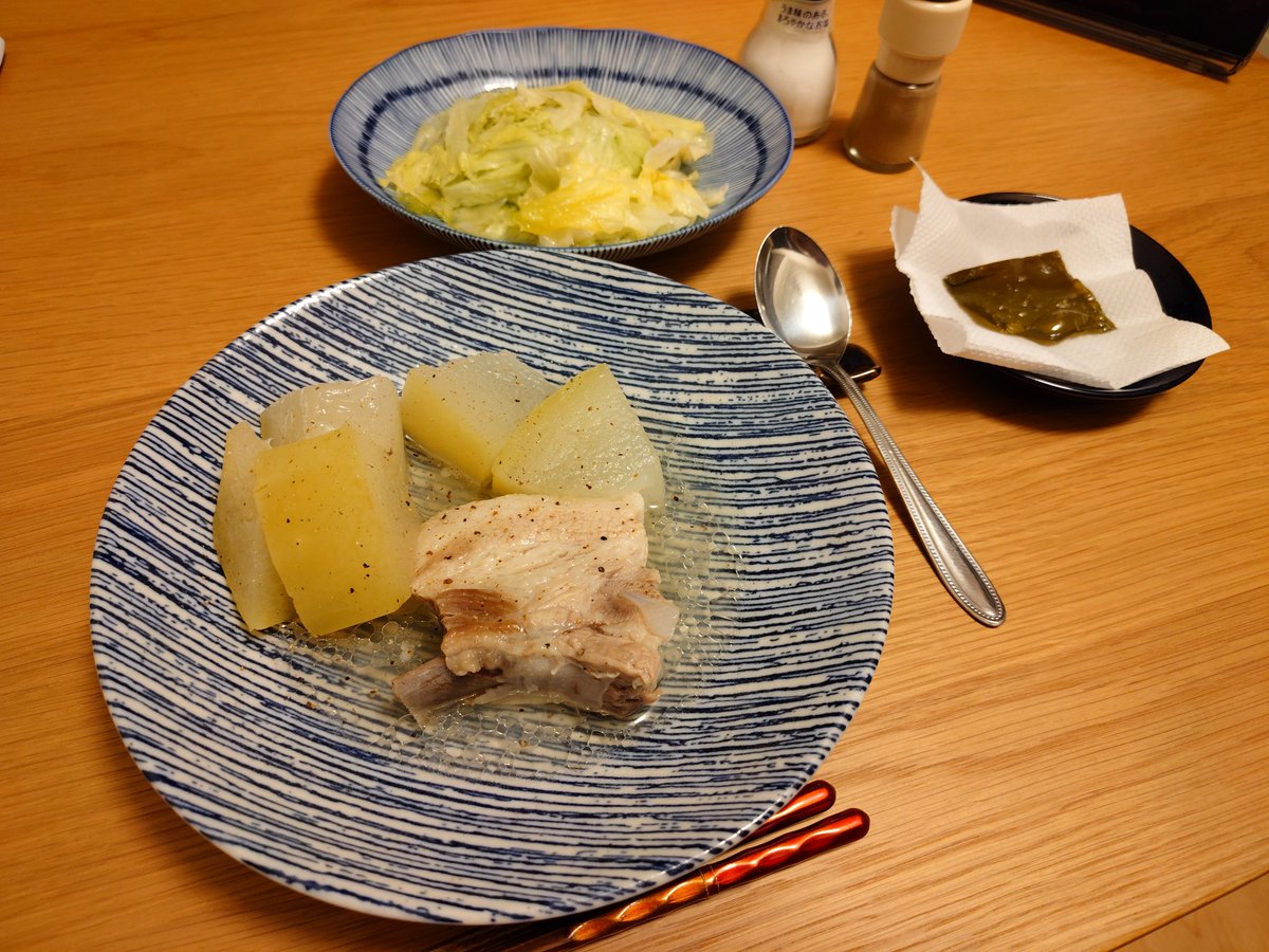 HiiragiMin_'s tweet photo. 今夜はレタスの昆布水マリネ、冬瓜とスペアリブのシンプル煮、青天の霹靂。吐き気の中作った。昆布水マリネの昆布を素揚げしてみた、美味いらしい。 https://t.co/d8qITKAFSg