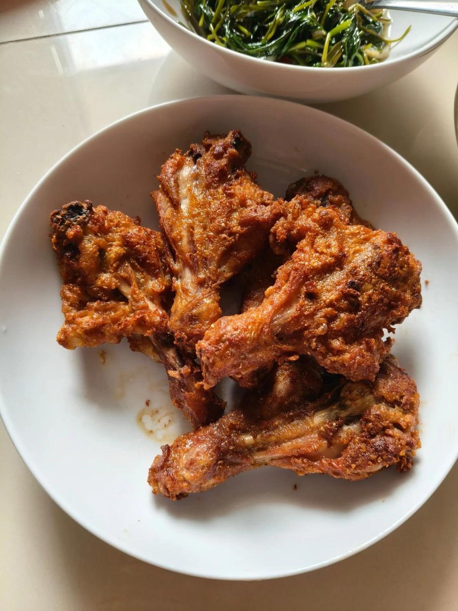 artewmis_'s tweet photo. ꫂ❁ 𝐊𝐨𝐬𝐭 𝐆𝐫𝐢𝐲𝐚 𝐌𝐚𝐧𝐝𝐚𝐥𝐚

Aku habis bikin ayam goreng kipas sama udang saus padang, yang mau icip boleh ambil sendiri aja di dapur 🤟🏻 https://t.co/C6a6vSK6rv
