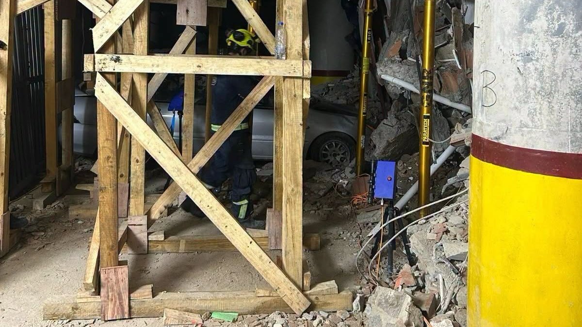 ProteccaoCivil's tweet photo. #MissãoVenezuela 🇵🇹 🇻🇪 🇪🇺
A #FOCON está prestes a concluir uma complexa operação de salvamento em La Guaira.
Após cerca de uma semana soterrado, Hernán Gil mantém-se consciente e tem recebido água, alimentação e medicação durante toda a operação.
📷anepc/rsbL https://t.co/YsNpReYLNN