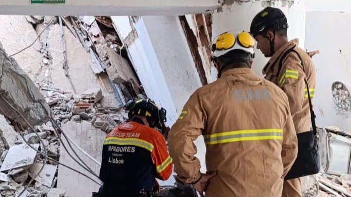 ProteccaoCivil's tweet photo. #MissãoVenezuela 🇵🇹 🇻🇪 🇪🇺
A #FOCON está prestes a concluir uma complexa operação de salvamento em La Guaira.
Após cerca de uma semana soterrado, Hernán Gil mantém-se consciente e tem recebido água, alimentação e medicação durante toda a operação.
📷anepc/rsbL https://t.co/YsNpReYLNN