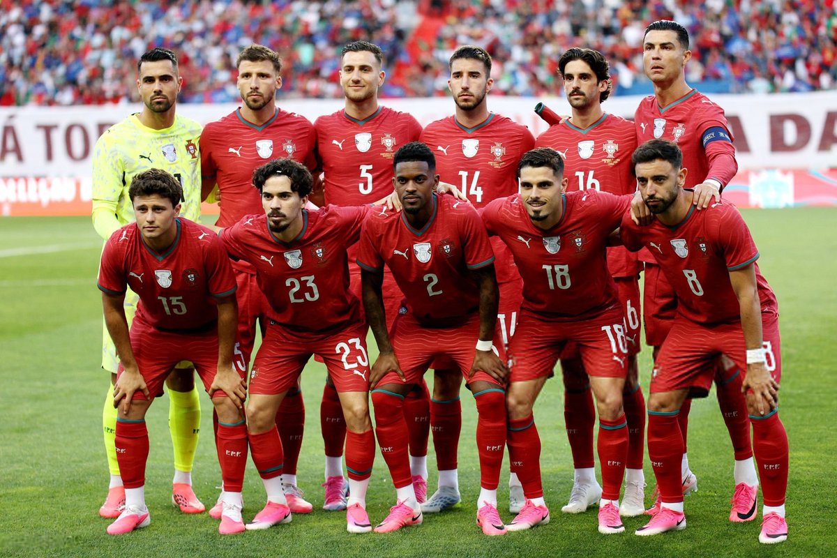 TimelineCR7's tweet photo. ❗️

🇵🇹 Portugal’s predicted lineup according to O Jogo:

Diogo Costa, Nuno Mendes, Rúben Dias, Renato Veiga, João Cancelo, Vitinha, Bruno Fernandes, João Neves, João Félix, Cristiano Ronaldo, Bernardo Silva. https://t.co/4bIDo9S9Qt