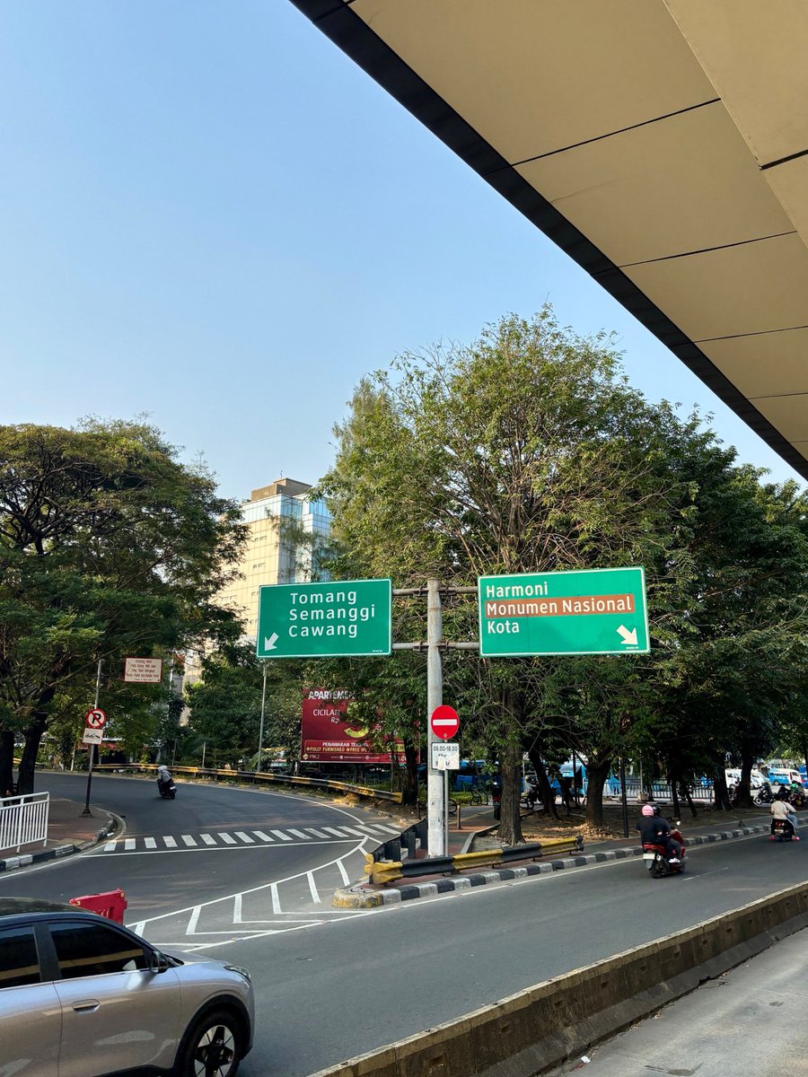ohrobiiin's tweet photo. Hari ini nampaknya gak macet ya.
Tebak halte 🚌 https://t.co/uynDAZ0LQU