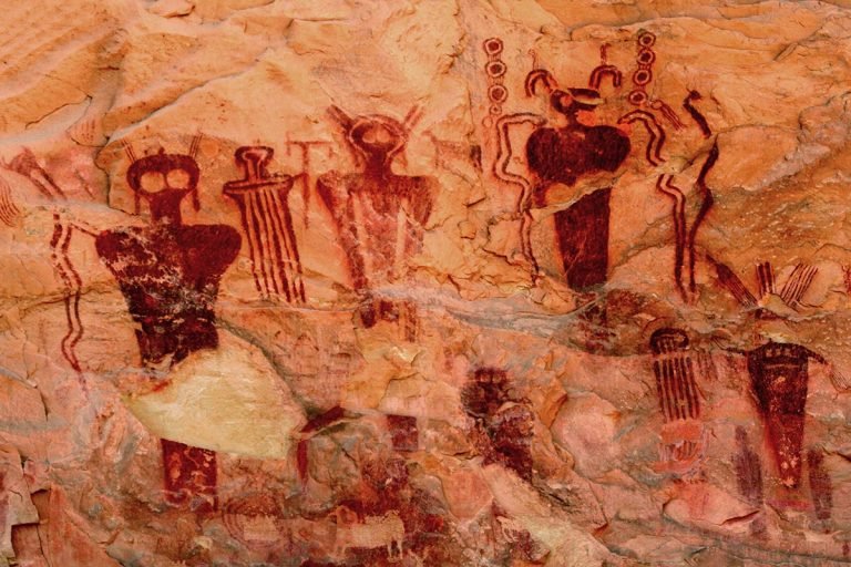 Ovniologia01's tweet photo. No mundo todo é possível encontrar pinturas rupestres representado enigmáticas figuras antropomórficas. Pura coincidência? Interpretação errônea? Se viam o Sol, pintavam o Sol. Se viam o gado pintavam o gado. O que eles quiseram então pintar aqui? 🤔🤷 https://t.co/PAaWofSDW1
