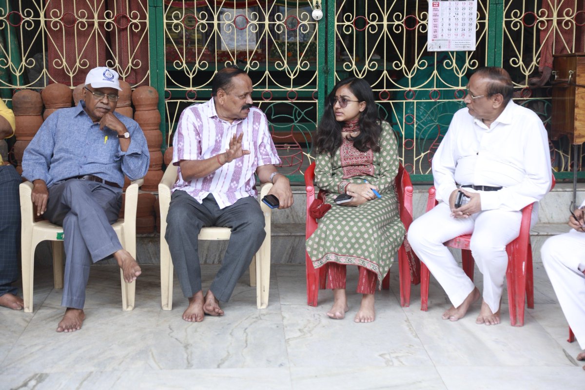 Kataka_MC's tweet photo. @CMO_Odisha @HUDDeptOdisha @IPR_Odisha @CuttackDM ସୁରୁଖୁରୁରେ ମହାପ୍ରଭୁଙ୍କ ଘୋଷଯାତ୍ରା ଆୟୋଜନ ପାଇଁ ମହାନଗର ନିଗମ ପକ୍ଷରୁ ସହଯୋଗ କରାଯିବା ନେଇ ସ୍ଥାନୀୟ ରଥଯାତ୍ରା ପରିଚାଳନା କମିଟି ସହ ଆଲୋଚନା ହୋଇଥିଲା। https://t.co/jwIkDhZu50