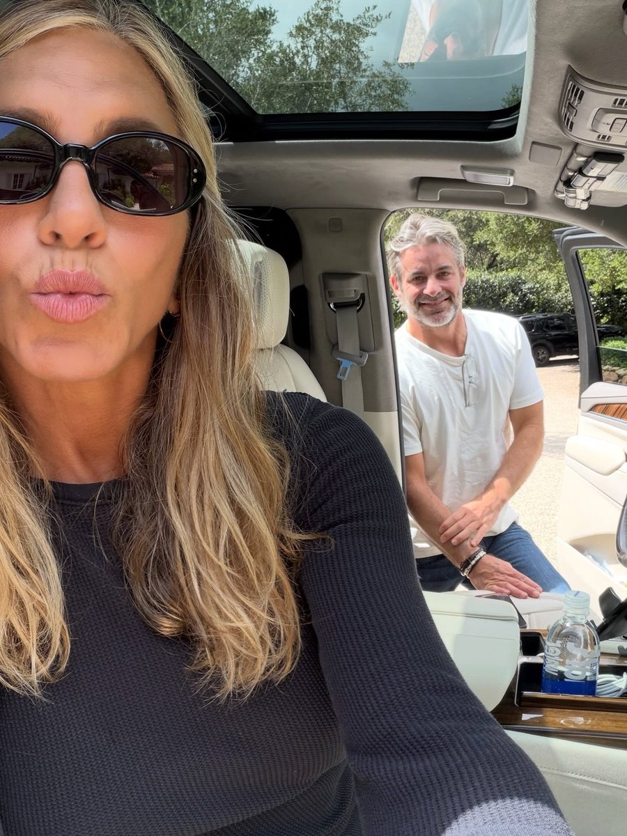 yourgalElliee's tweet photo. jen having carolyn bessette’s sunglasses she probably watched the show and was obsessed and wanted to join the world with the how to dress like carolyn bessette
 I love her https://t.co/3wplE8cTeC