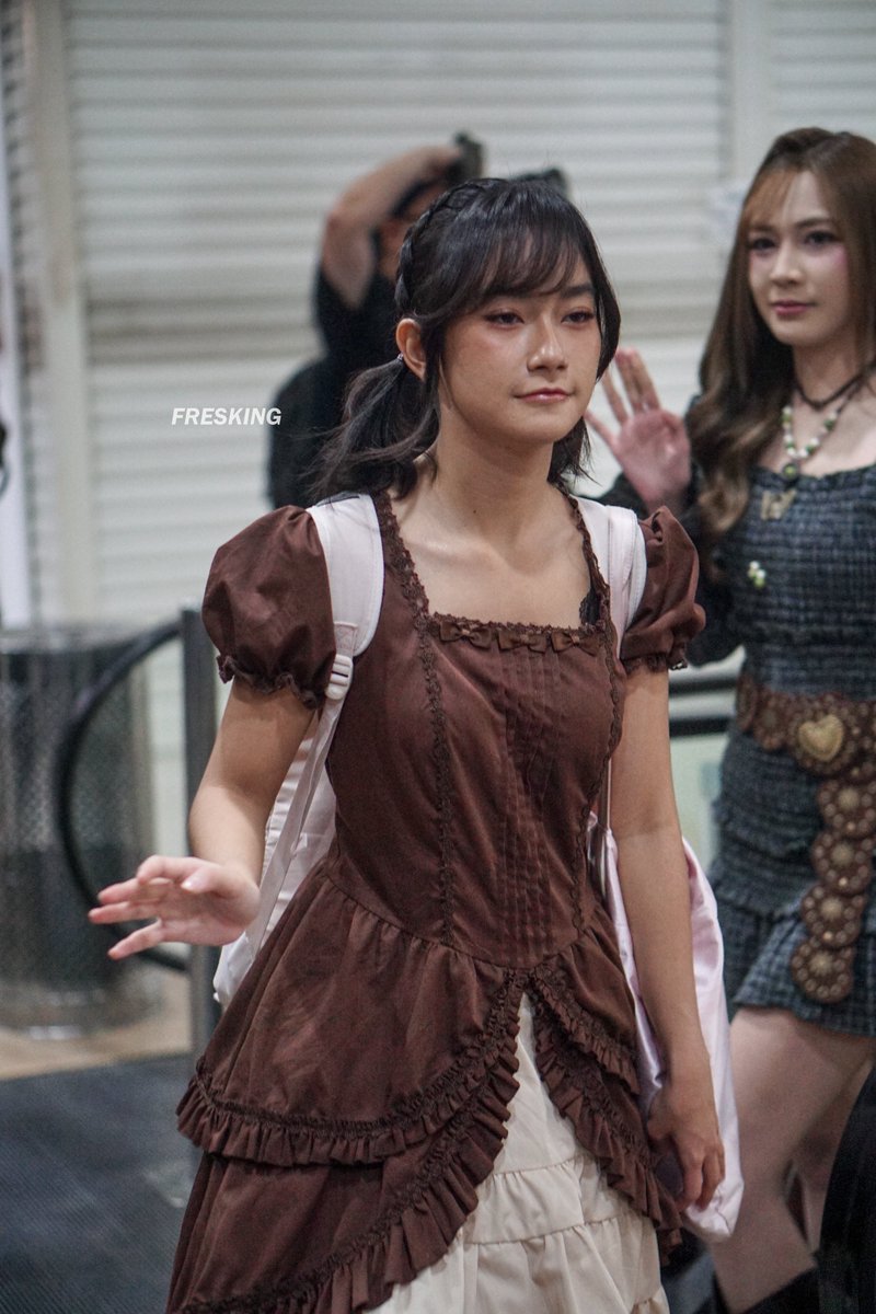 _FresKing's tweet photo. halo mbak @Freya_JKT48 
#JKT48TheaterSementaraSBY https://t.co/IzAwWVPnni