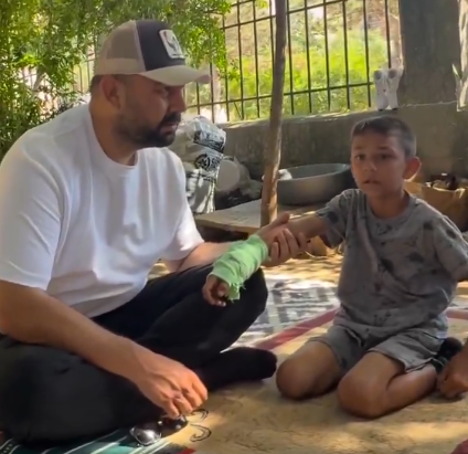 mthn_cr's tweet photo. @Ankaraabisiofc Arkadaşlar bu çocuğun sağ kolu kırıktı video sonunda sol kolu alçıya almışlar. Kamera açısından mı yanılıyorum yoksa kırık olan sol muymuş? https://t.co/LoQhoT7eE4
