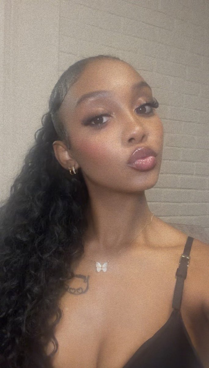 __prettylittleT's tweet photo. Just a pretty girl💞 https://t.co/9F43wXeMXM