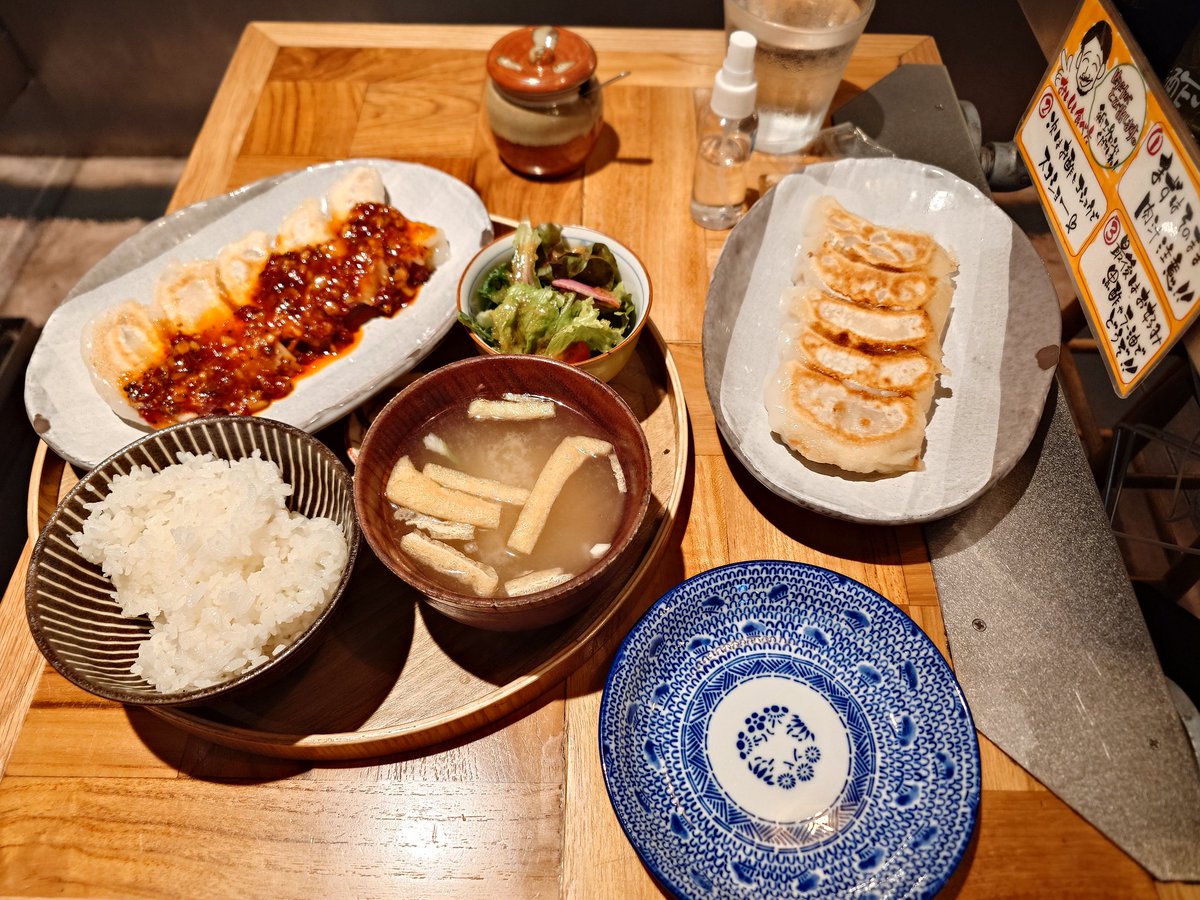 takeME0923's tweet photo. 東京駅でガッツリランチ🥟
お肉ゴロゴロで美味しい餃子でした🥟

https://t.co/clRJDUtqhd
＃うみのおやつ https://t.co/y9xwQC6P4S