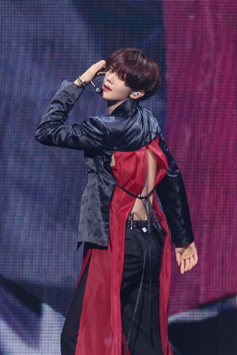 spillthevins's tweet photo. this hd photo of the gyuvin back reveal for his solo stage 😋 https://t.co/7NYZ7f1HB2