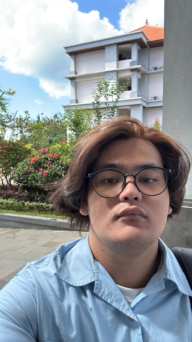 handyplastt's tweet photo. ngl, i really love my new hair https://t.co/GJJVmNL40D
