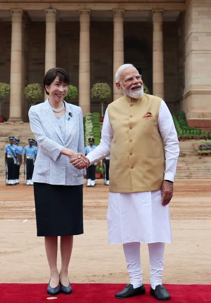 AAPKA_BAJRANGI's tweet photo. देश के यशस्वी तपस्वी प्रधानमंत्री श्री @narendramodi जी ने भारत यात्रा पर आईं जापान की माननीय प्रधानमंत्री सनाए ताकाइची (高市早苗) जी का औपचारिक स्वागत कर भारत-जापान की सुदृढ़ मित्रता को नई ऊंचाइयों तक पहुंचाने का संदेश दिया।
दोनों देशों के बीच रणनीतिक साझेदारी, आर्थिक सहयोग और वैश्विक मुद्दों पर समन्वय को और मजबूत बनाने की दिशा में यह यात्रा अत्यंत महत्वपूर्ण मानी जा रही है।
@NitinNabin @AmitShah @blsantosh @byadavbjp @Rajkumarchahar9 @Annapurna4BJP @yourBabulal @bjpkarmveer @AdityaPDSahu @bjp4india @bjp4jharkhand 
#NarendraModi #SanaeTakaichi #IndiaJapan #StrategicPartnership #ViksitBharat #Diplomacy