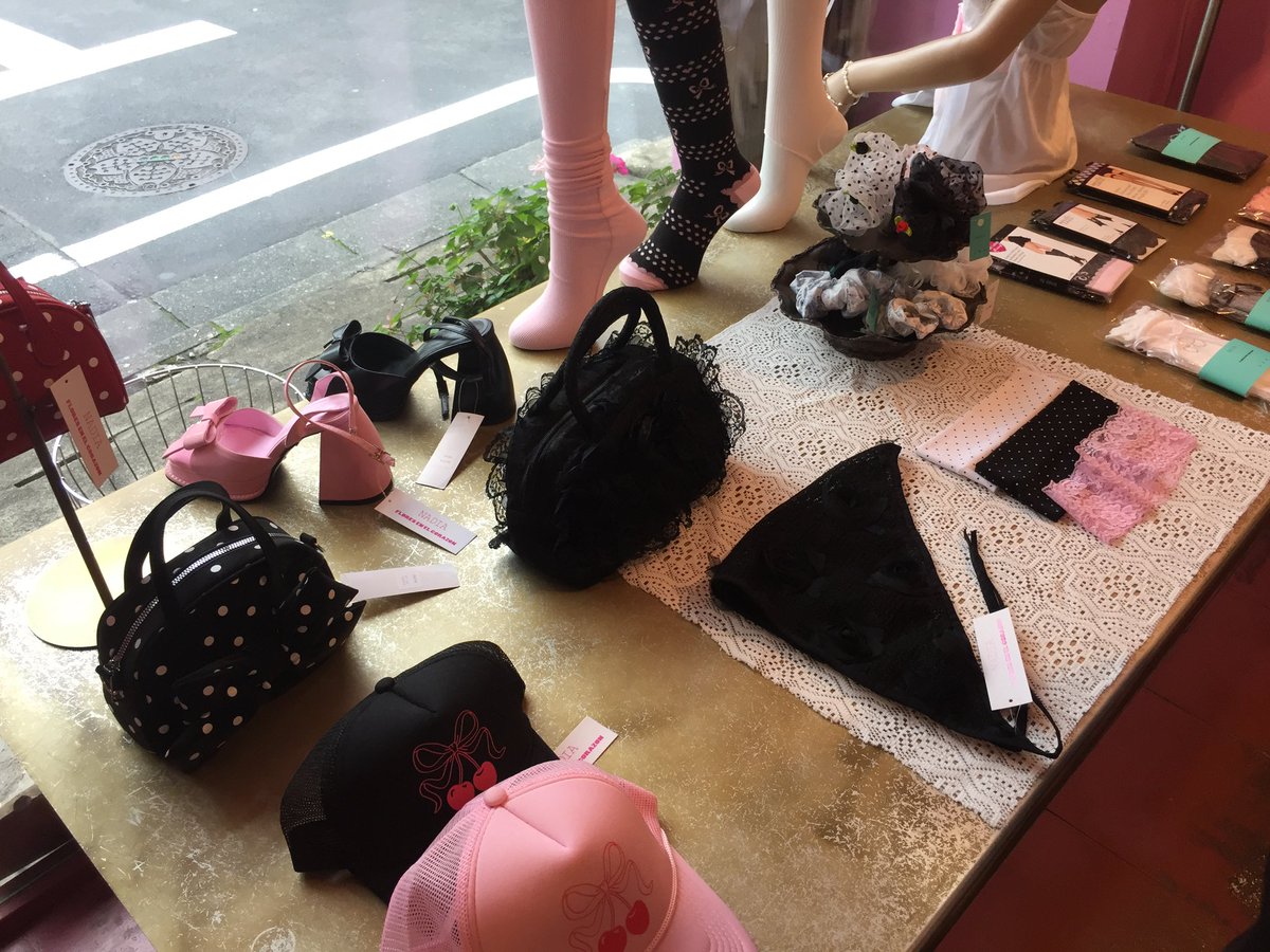 heeslly_'s tweet photo. 하라주쿠 돌아다니다가 
완전 이쁜 옷가게 발견... 다 사고싶었음 ㅜ https://t.co/YKPGWLtDYW