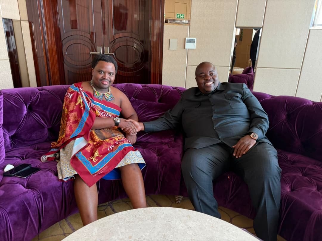 CdeTraba's tweet photo. Sir @wicknellchivayo ’s Intratrek Holdings, working with China’s CHiNT Electric, has landed a R3 billion contract to build a 300MW solar plant in Eswatini. The project, set on 120 hectares granted by King Mswati III, positions Chivayo as an Independent Power Producer and marks one of the kingdom’s biggest renewable energy ventures. The deal comes after Chivayo received Eswatini citizenship and a diplomatic passport in recognition of his philanthropic efforts.