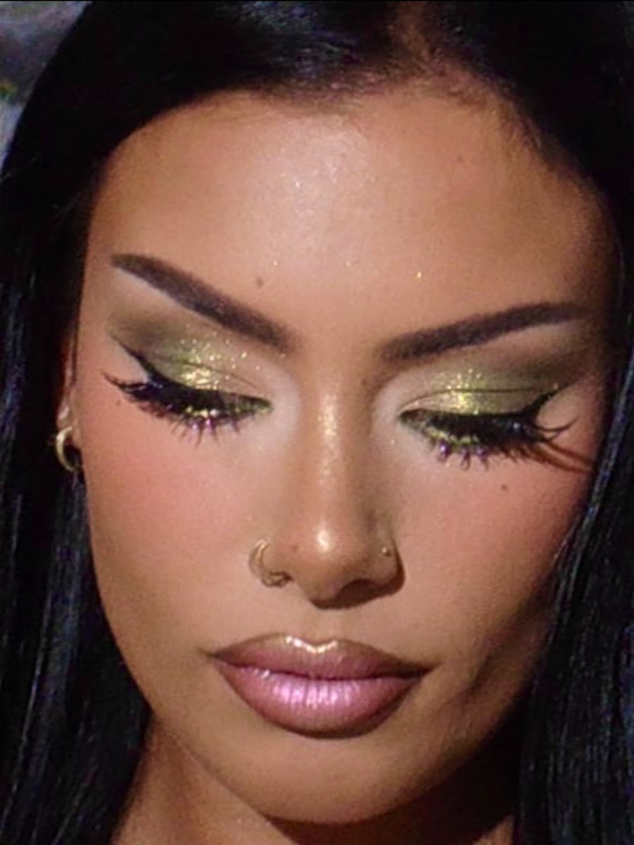 karlacosmetics's tweet photo. Golden moment 💫
Artist @katieforrestmua Featuring “Shooting Star”, loose pigment. 

https://t.co/caj8ZWs3QO https://t.co/Ur6IylSWQN