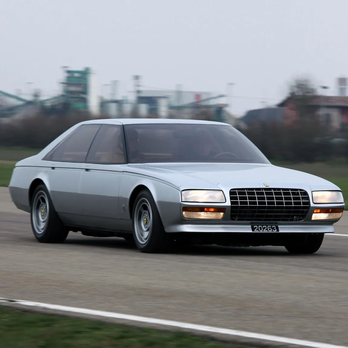DannyTyler1118's tweet photo. 今にも80年代当時のストックカーレースに出てきそうな、車高がだいぶ低い4ドアセダン
正体はピニンファリーナがフェラーリ400GTをベースにデザインしたフェラーリ・ピニンという1980年のコンセプトカー

個人的には「フェラーリの名がついている」という違和感さえ除けば非常に好みのデザイン https://t.co/Wg2t1X14Iq