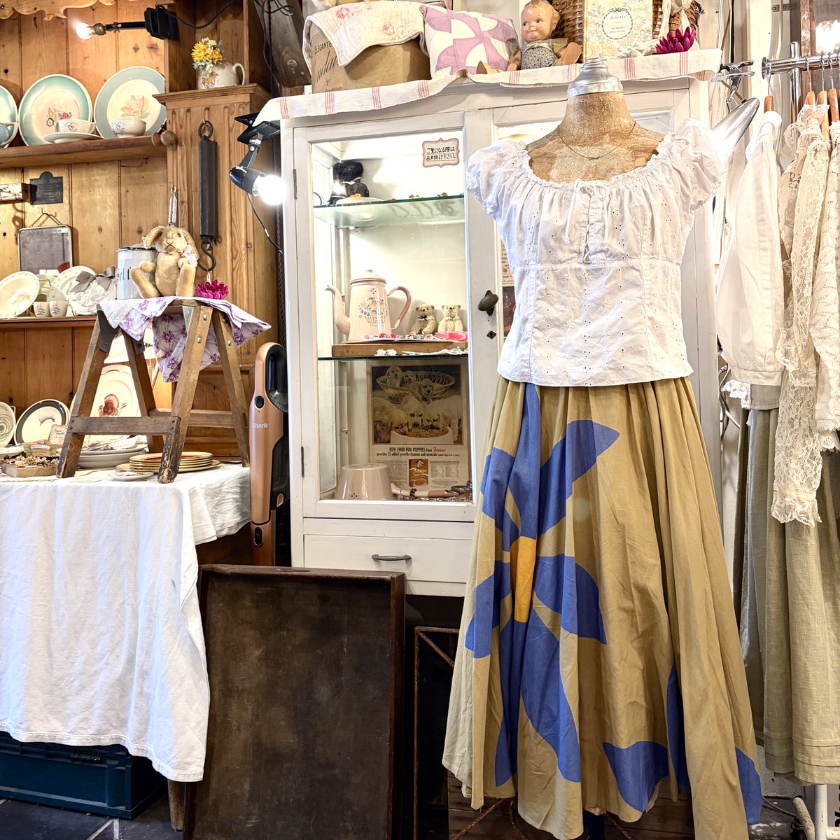 redbarrow1112's tweet photo. 本日もご来店いただきましてありがとうございます🎶

画像のコーディネートは刺繍入りブラウス ¥5,900、大判花柄のロングスカート¥8,800でございます🌼✨🤍
Tシャツやワンピースの入荷もございます👕👗本日も18時までお待ちしております♪

#レッドバロウ #redbarrow #古着 #アンティーク https://t.co/6xcJZ8lJtX