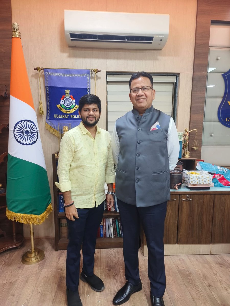 dishankpunamiya's tweet photo. आदरणीय पुलिस कमिश्नर श्री अनुपम सिंह गहलोत जी
अहमदाबाद शहर के पुलिस कमिश्नर के रूप में आपकी नियुक्ति पर हार्दिक मंगलकामनाएं..

सूरत में आपके कार्यकाल के दौरान आपकी ईमानदार कार्यशैली, दृढ़ नेतृत्व, जनसेवा के प्रति समर्पण और कानून व्यवस्था को सशक्त बनाने के लिए किए गए कार्य सदैव ! https://t.co/yrdIJcmq6n