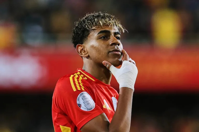 pallonatefaccia's tweet photo. "Pressione? Mia madre mi ha avuto a 16 anni, mio padre doveva arrangiarsi per trovare qualcosa per farci mangiare. Questa sì che è pressione. Io devo solo giocare a calcio."

🇪🇸 Lamine Yamal, intervistato da 'El Larguero' su @La_SER.

👇 https://t.co/omVhdhCQYJ