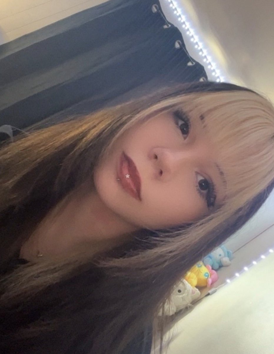 vanilawi's tweet photo. so hyped to get rid of this blonde soon I WANT IT DARK BROWN AGHH https://t.co/d1ThhiuINa