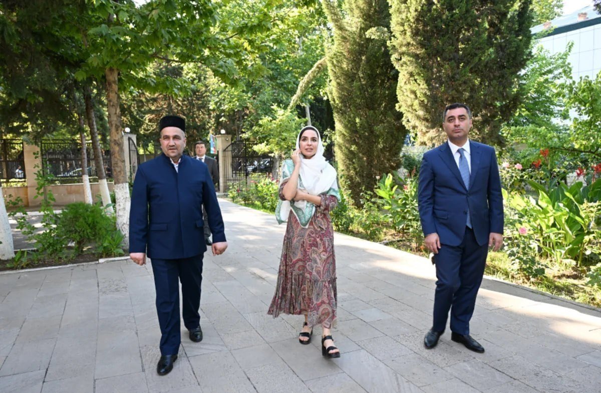metbuat's tweet photo. 🇦🇿 Leyla Əliyeva Yevlaxda Cümə məscidini ziyarət edib. https://t.co/z3TSKjTUNp