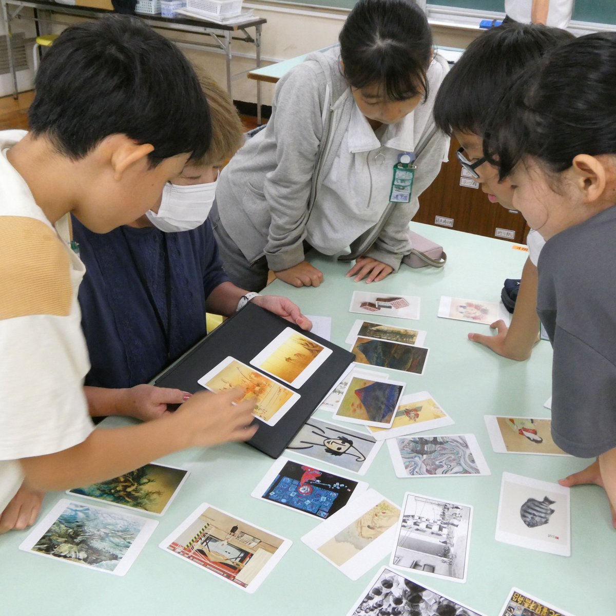 GSakadou's tweet photo. 【塚田小学校で「ふなばしアートカード」を使った「対話型鑑賞教室」6/30開催】
同授業は小学5年生を対象に船橋市民ギャラリーが図工鑑賞の授業として行っているもので、特に、学校での実施に特化した船橋市オリジナルの対話型鑑賞の授業です。
（これまで14校実施　詳細はHP参照） https://t.co/JwefAcFYUe
