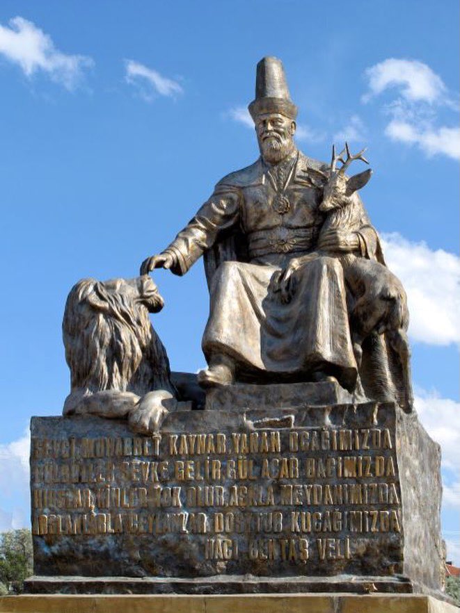 TarihteOan's tweet photo. Ulu ve kutlu Türk büyüğü Hacı Bektaş-ı Veli:  

“Hararet nardadır, sacda değildir;  
Keramet baştadır, tâcda değildir.  
Her ne arar isen kendinde ara, 
Kudüs’te, Mekke’de, haccda değildir.” https://t.co/peO90yHgl6