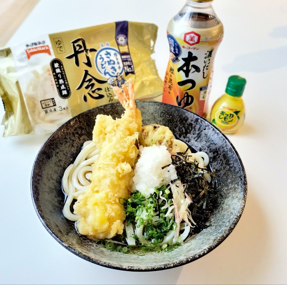 pokkasapporo's tweet photo. ＃うどんの日 なので
お昼はスペシャルうどんを作りました✨

材料
@TableMark さんの丹念
@kikkoman_desu さんの本つゆ
スーパーのお惣菜天ぷら
海苔、ねぎ、茗荷、大根おろし

麺つゆにポッカレモン100で味変🍋🪄
さっぱり味でさらにおいしくなります✨

味変ぜひ👍 https://t.co/4A3C96D7ut