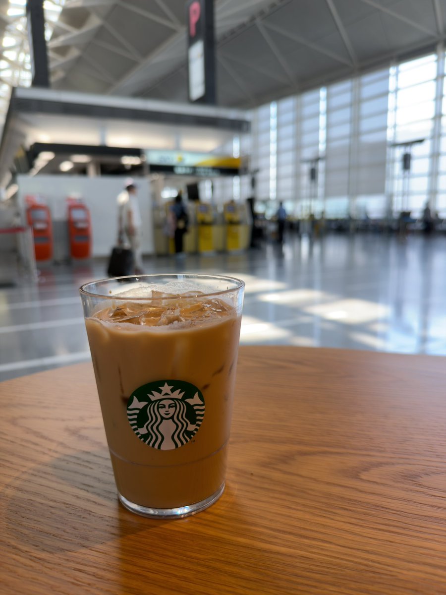 Interlightweet's tweet photo. スタバ愛知 
中部国際空港出発ロビー店 

スターバックスラテ 

諸事情でオープンの翌日に来店となりました😅😅😅 https://t.co/zOBSJL5rTR