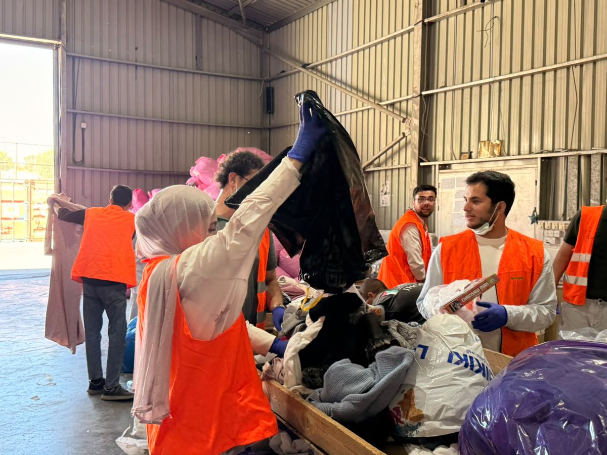 ClothingBank's tweet photo. استقبلنا فريق مبادرة Oppix في مستودعات بنك الملابس الخيري، حيث شاركوا معنا في أعمال فرز التبرعات وتجهيزها، مساهمين بجهودهم ووقتهم لدعم وصول الملابس إلى الأسر المستحقة.

شكرًا لفريق Oppix على هذه المشاركة القيّمة وروح التطوع، وبانتظار المزيد من المبادرات التي تصنع الأثر. 💙 https://t.co/T3tmavDkHH