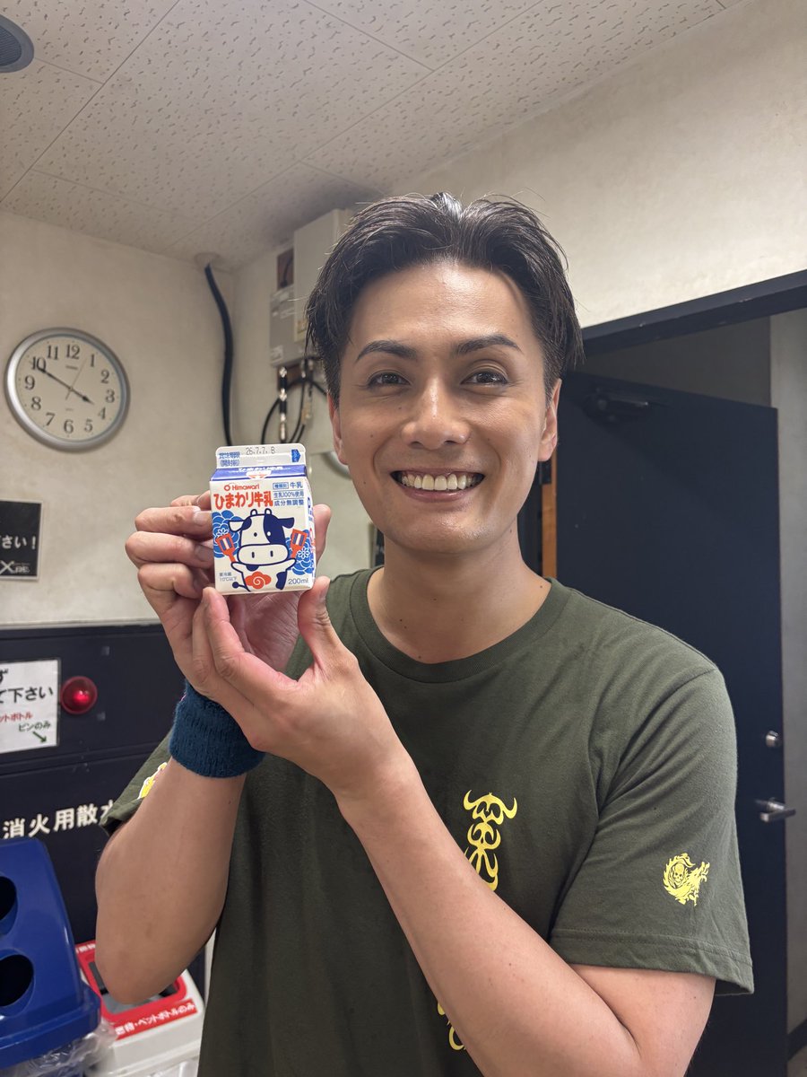kazuki_kato1007's tweet photo. 楽屋戻ったら…
牛乳買ってきてくれていた！
岡野さん、ありがとう🥛 https://t.co/sxXw7Gsmly