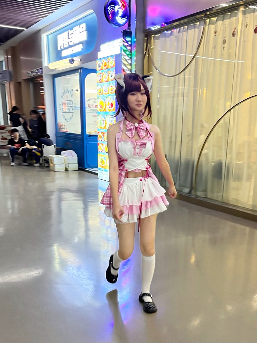 AprilGibson4's tweet photo. Just checked in at the biggest comic con of the year! Met amazing cosplayers, got exclusive merch, and my camera roll’s already full of epic shots https://t.co/XWIYNlBn4D