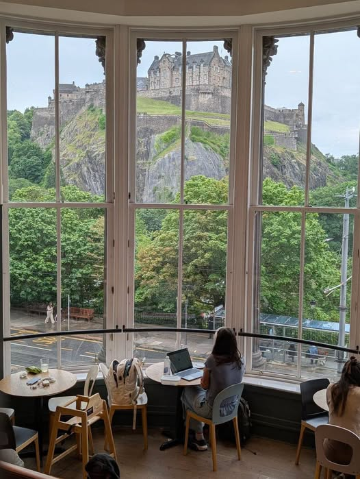 BarssFreddie's tweet photo. What a view of Edinburgh Castle  from the cafe in Waterstones Bookshop on Princes Street . Photo :@ John Welsh . https://t.co/UhYDys0Cu3