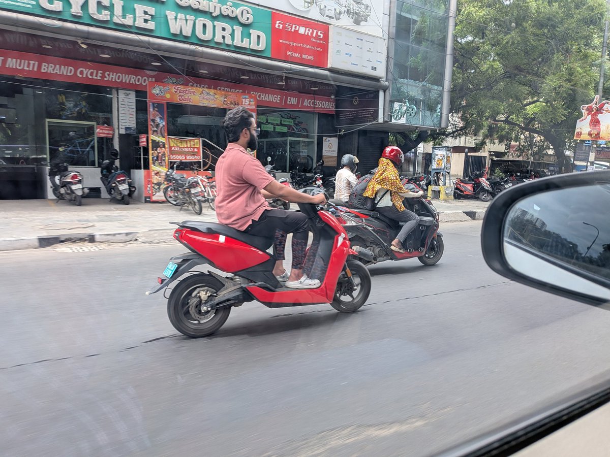 raghavanrv_it's tweet photo. #RoadRaja happily Driving without helmet ⛑️, Traffic violation in #Chennai.
TN13 A
L 3118
Captured near Kasi Theatre signal at 12.18 PM today.
@ChennaiTraffic @chennaicorp https://t.co/oBqA3WIBQ9