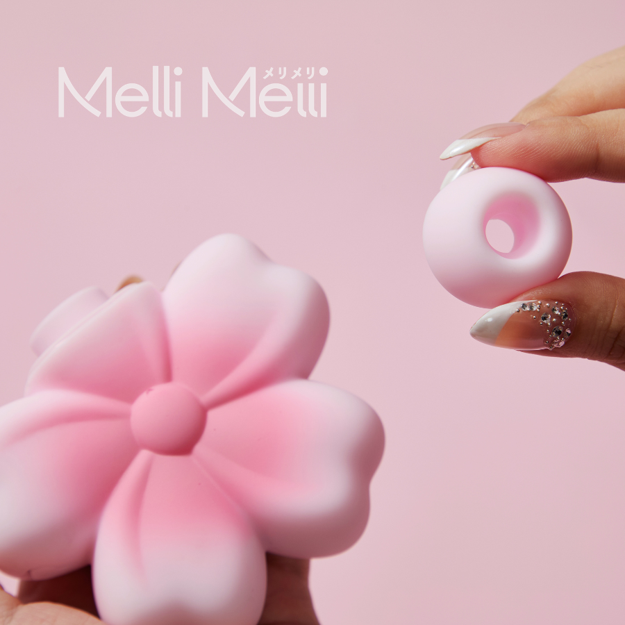 MelliMelli_jp's tweet photo. #新商品情報 
／
舞い降りた桜に、やさしくキスを🌸
＼

Melli Melli話題の新作　「桜キス」吸引バイブ　
本日発売🩷
🛒https://t.co/0qobGzl14Z

🌸和菓子のような可愛らしいデザインで、お部屋に置いても違和感無し。

🌸振動・吸引それぞれ10種類のモードを搭載。
その日の気分に合わせて、初めての方でも心地よくお使いいただけます。

🌸使い捨て吸引口カバー5個付き。
外出先や、すぐに洗浄できない時でも衛生的に使えて安心✨

一足遅れたけど、夏の桜はいかがでしょうか？🥰

#MelliMelli #桜キス