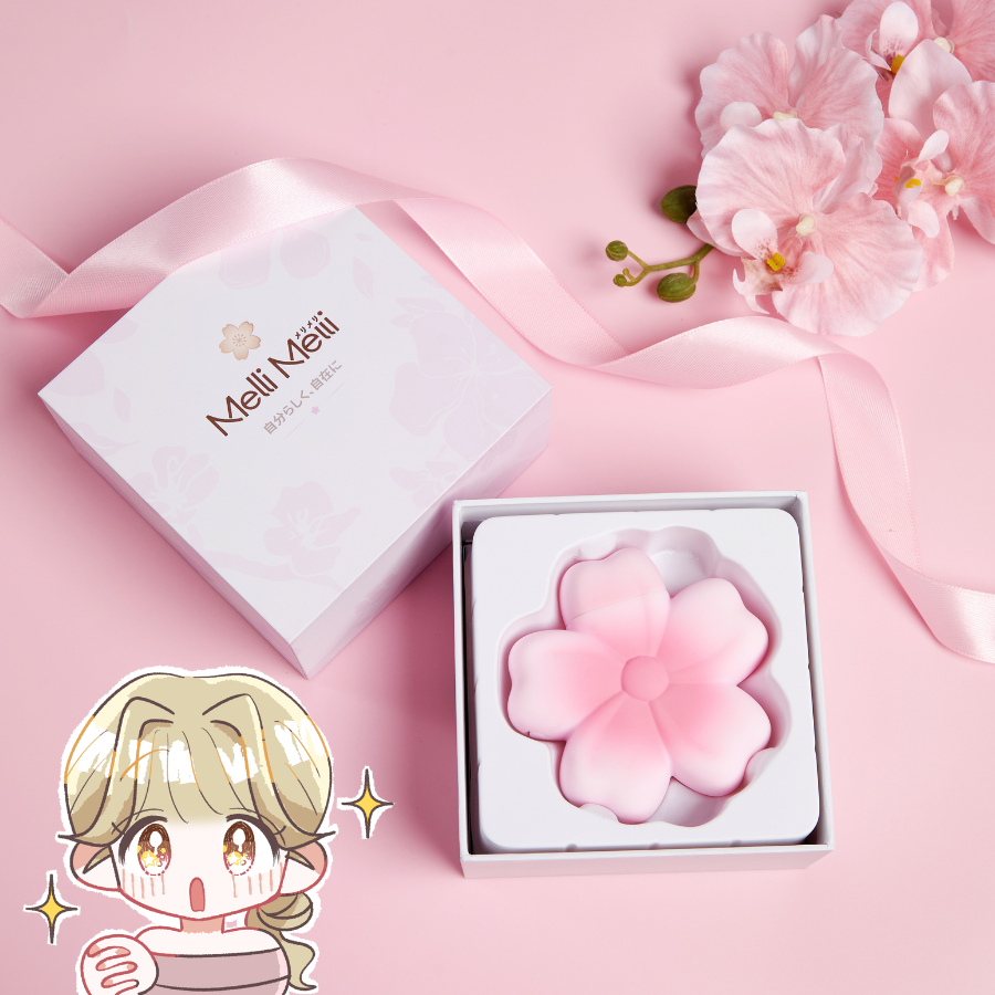 MelliMelli_jp's tweet photo. #新商品情報 
／
舞い降りた桜に、やさしくキスを🌸
＼

Melli Melli話題の新作　「桜キス」吸引バイブ　
本日発売🩷
🛒https://t.co/0qobGzl14Z

🌸和菓子のような可愛らしいデザインで、お部屋に置いても違和感無し。

🌸振動・吸引それぞれ10種類のモードを搭載。
その日の気分に合わせて、初めての方でも心地よくお使いいただけます。

🌸使い捨て吸引口カバー5個付き。
外出先や、すぐに洗浄できない時でも衛生的に使えて安心✨

一足遅れたけど、夏の桜はいかがでしょうか？🥰

#MelliMelli #桜キス