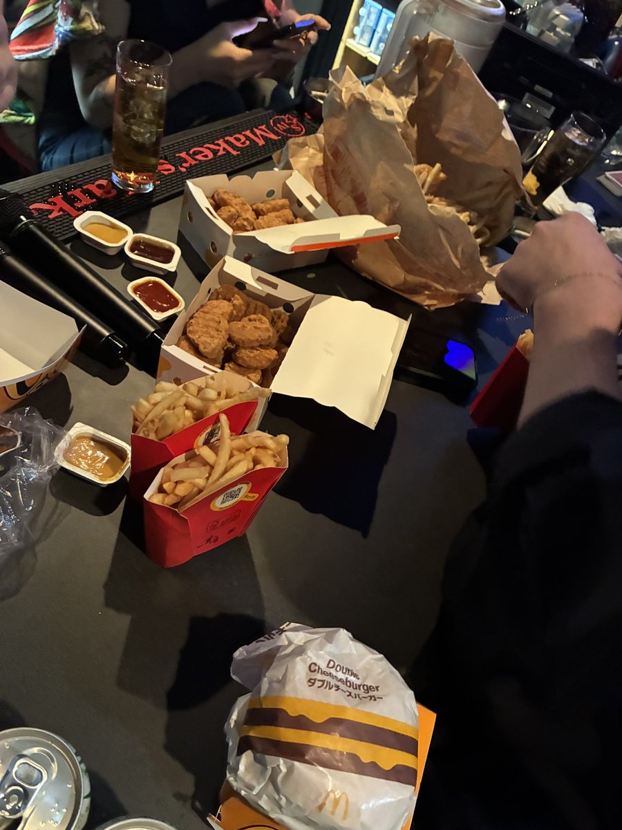 23_alcohol's tweet photo. マックパーティー(ポテト9、バーガー6、ナゲット6セット)腹キャパえぐい https://t.co/FzApIcGyju